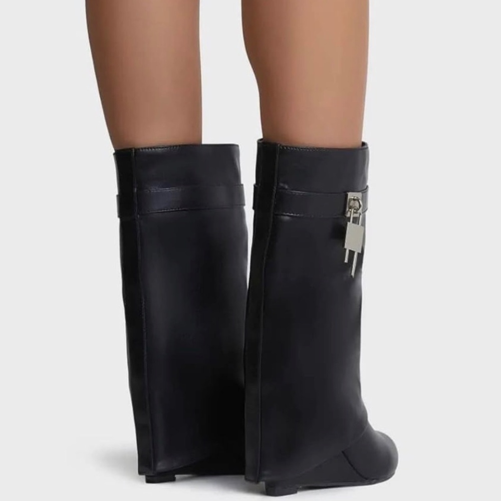 padlock boots - Picture 2 of 3
